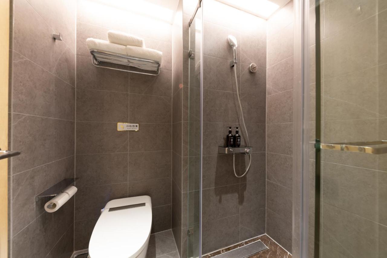 East Sacred Hotel--Very Near Beijing Tiananmen Square ,The Forbidden City,The Temple Of Heaven ,3 Minutes' Walk To Wangfujing Subway ,Located In The Center Of Beijing, Many Shopping Malls Around,Newly Renovated Hotel-Able To Receive Foreign Guests Exterior foto A shower cubicle
