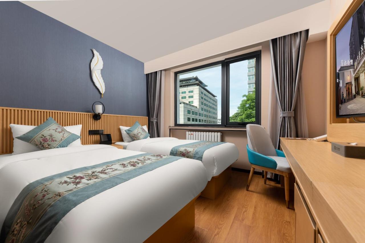 East Sacred Hotel--Very Near Beijing Tiananmen Square ,The Forbidden City,The Temple Of Heaven ,3 Minutes' Walk To Wangfujing Subway ,Located In The Center Of Beijing, Many Shopping Malls Around,Newly Renovated Hotel-Able To Receive Foreign Guests Exterior foto