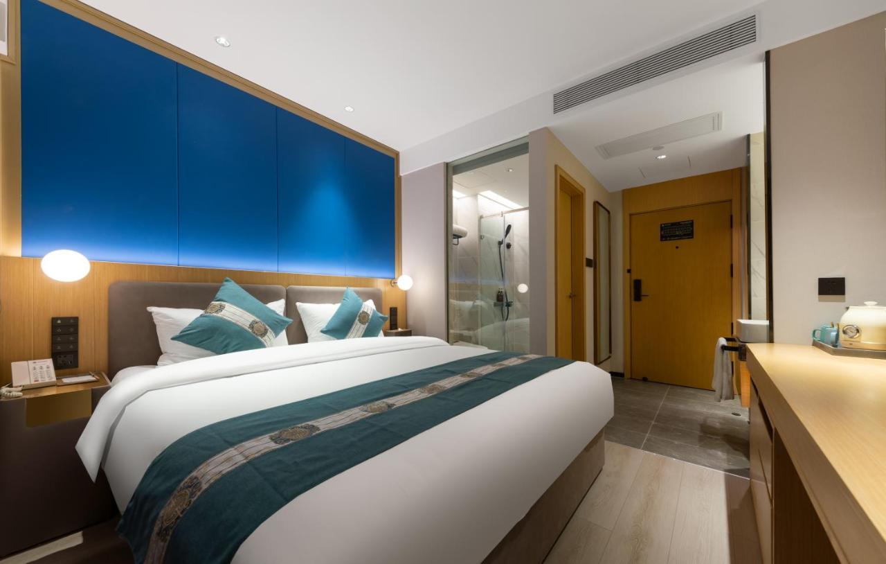 East Sacred Hotel--Very Near Beijing Tiananmen Square ,The Forbidden City,The Temple Of Heaven ,3 Minutes' Walk To Wangfujing Subway ,Located In The Center Of Beijing, Many Shopping Malls Around,Newly Renovated Hotel-Able To Receive Foreign Guests Exterior foto Deluxe room