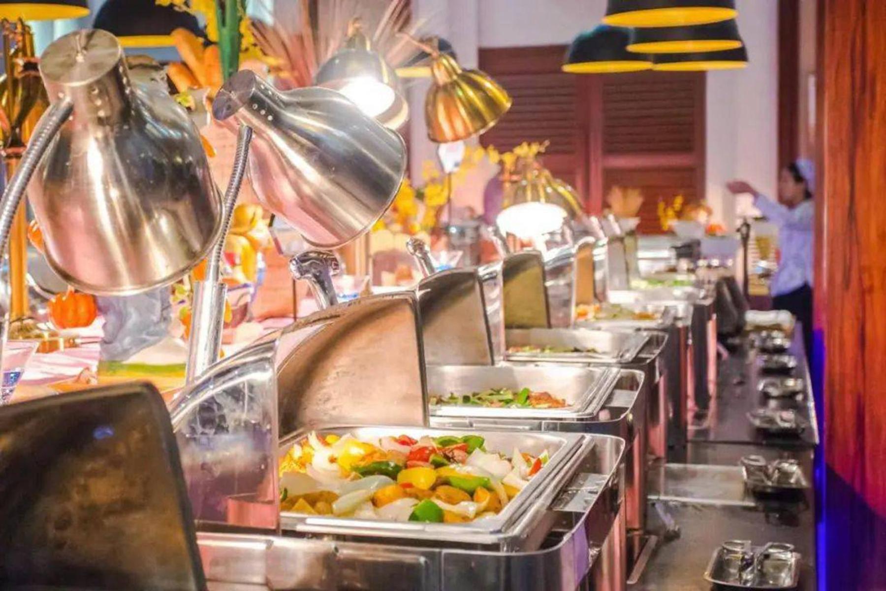 East Sacred Hotel--Very Near Beijing Tiananmen Square ,The Forbidden City,The Temple Of Heaven ,3 Minutes' Walk To Wangfujing Subway ,Located In The Center Of Beijing, Many Shopping Malls Around,Newly Renovated Hotel-Able To Receive Foreign Guests Exterior foto A buffet at a restaurant